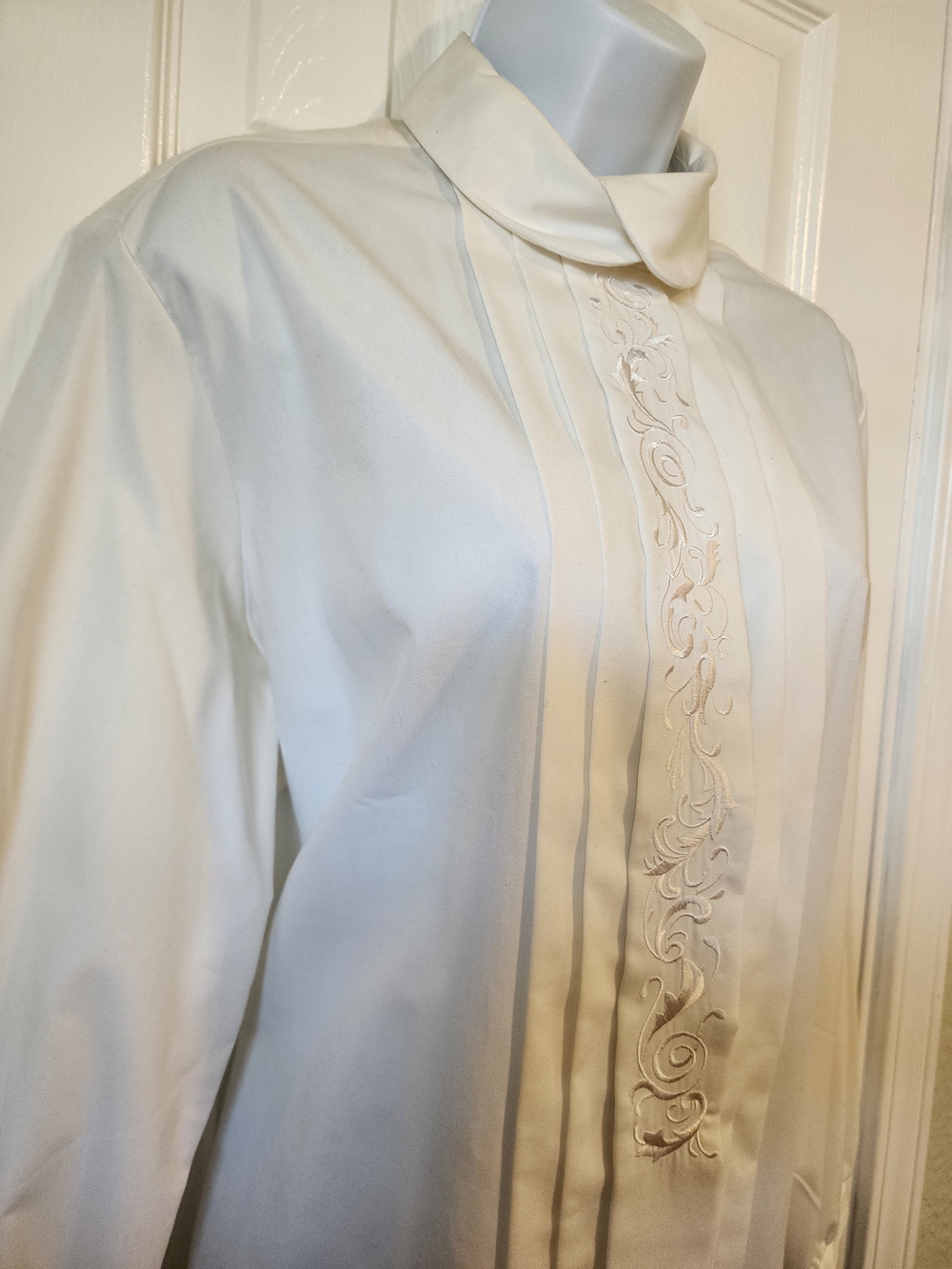 Rothschild White Embroidered Pintuck Button-Down Blouse